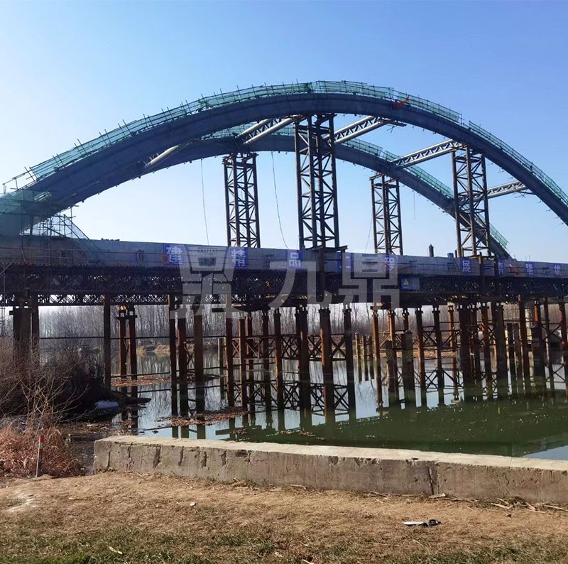 貝(bei)雷(lei)橋(qiao)安(an)裝時絃(xian)桿的(de)支撐(cheng)