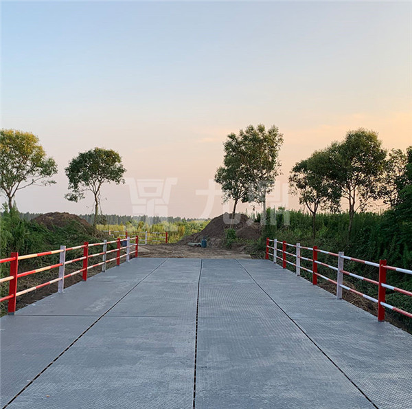 鋼便(bian)橋(qiao)通過(guo)螺(luo)栓(shuan)連(lian)接比較方便(bian)