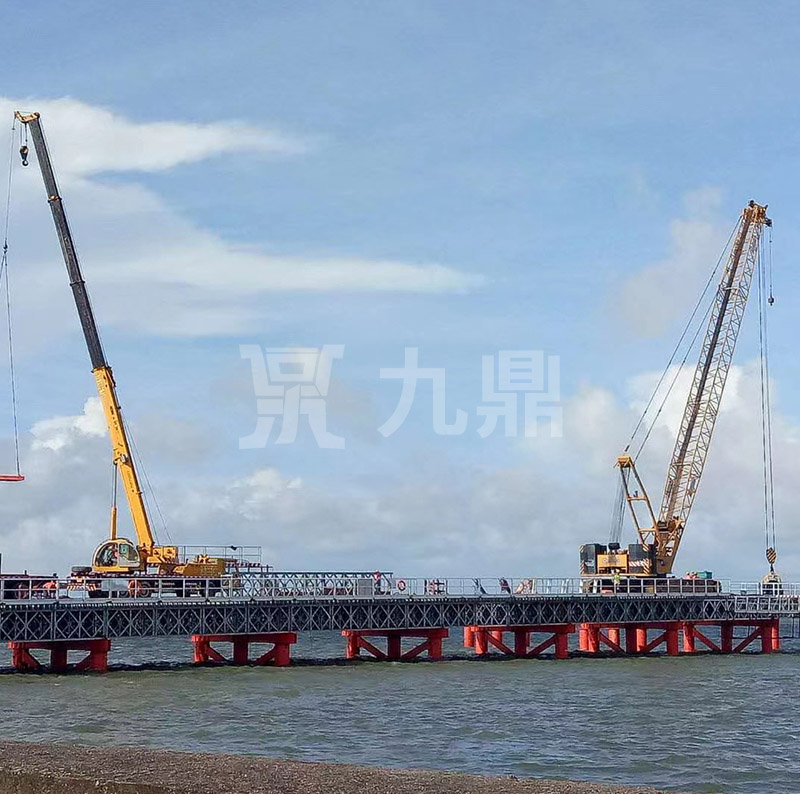 貝雷(lei)橋安(an)裝后進(jin)行調(diao)直(zhi)校(xiao)整