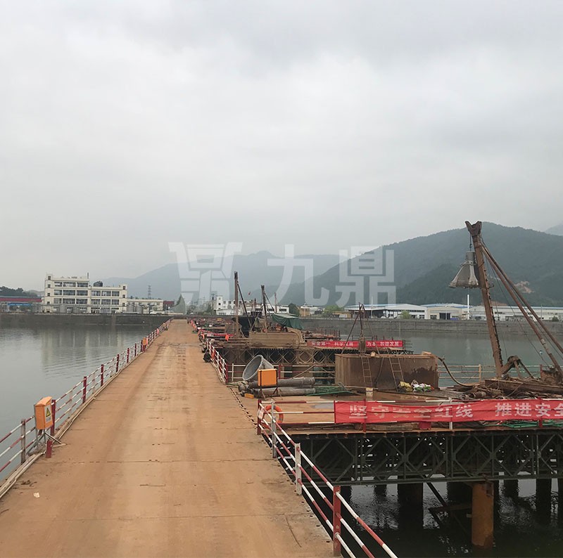 鋼平檯舖設(she)后(hou)需(xu)在(zai)兩邊銲(han)接(jie)安(an)全護(hu)欄